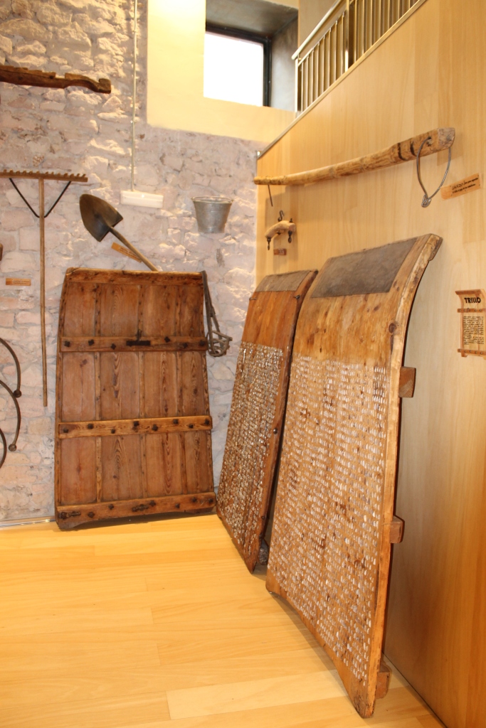 Una de las salas del Museo del Trillo que representa la historia del pueblo de Cantalejo en imágenes, aperos de labranza, utensilios y maquinaria utilizada en diferentes oficios, como el de Resinero. 