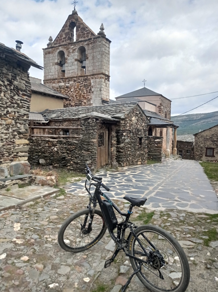 Detalle de iglesia en una Ruta en bicicleta de montaña por los pueblos negros de Segovia.